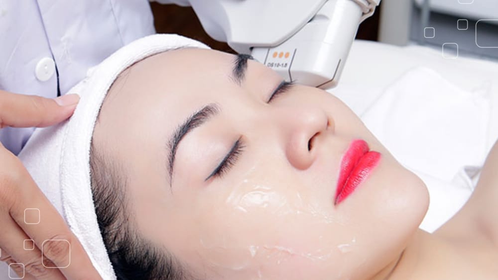 Giải pháp công nghệ mới nhất cho làn da lão hóa: Từ liệu pháp tần số vô tuyến (RF) đến các thiết bị vi kim hiện đại.